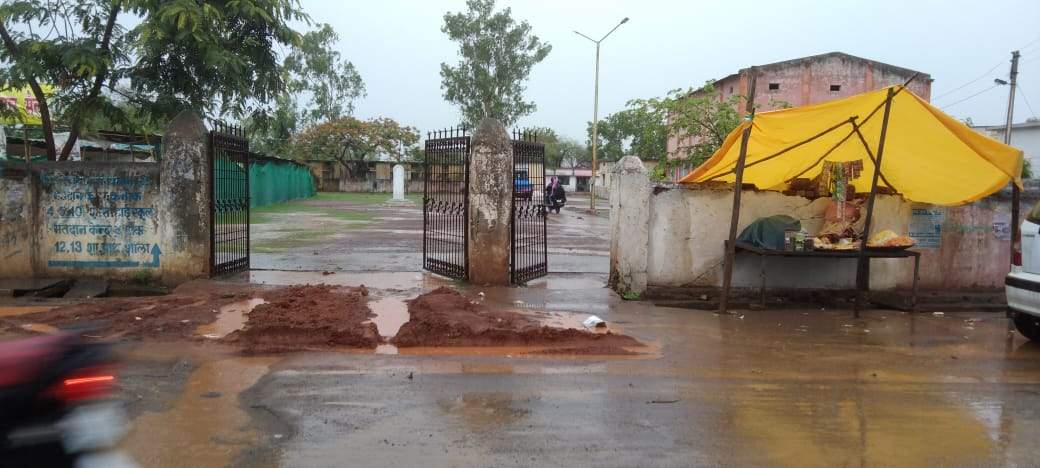 स्कूल प्रवेश द्वार पर कीचड़, आवाजाही में हो रही परेशानी स्कूल प्रवेश द्वार पर कीचड़, आवाजाही में हो रही परेशानी
