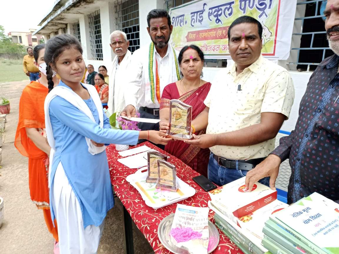 पेंड्री स्कूल में मना शाला प्रवेशोत्सव पेंड्री स्कूल में मना शाला प्रवेशोत्सव