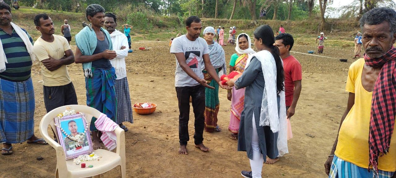 मनरेगा योजना से बन रहे अमृत सरोवर में ग्रामीणों ने किया शहीद जय कुमार नेताम को याद