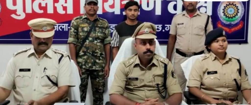 आईपीएस का फर्जी फेसबुक पेज बनाकर पैसे की मांगने वाला यूपी से गिरफ्तार
