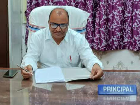 स्वामी आत्मानंद स्कूल में यादव ने प्राचार्य का पदभार संभाला