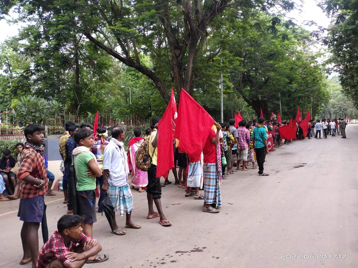परियोजना से प्रभावित गांवों में विकास कार्यों को ले आदिवासी महासभा ने एनएमडीसी घेरा