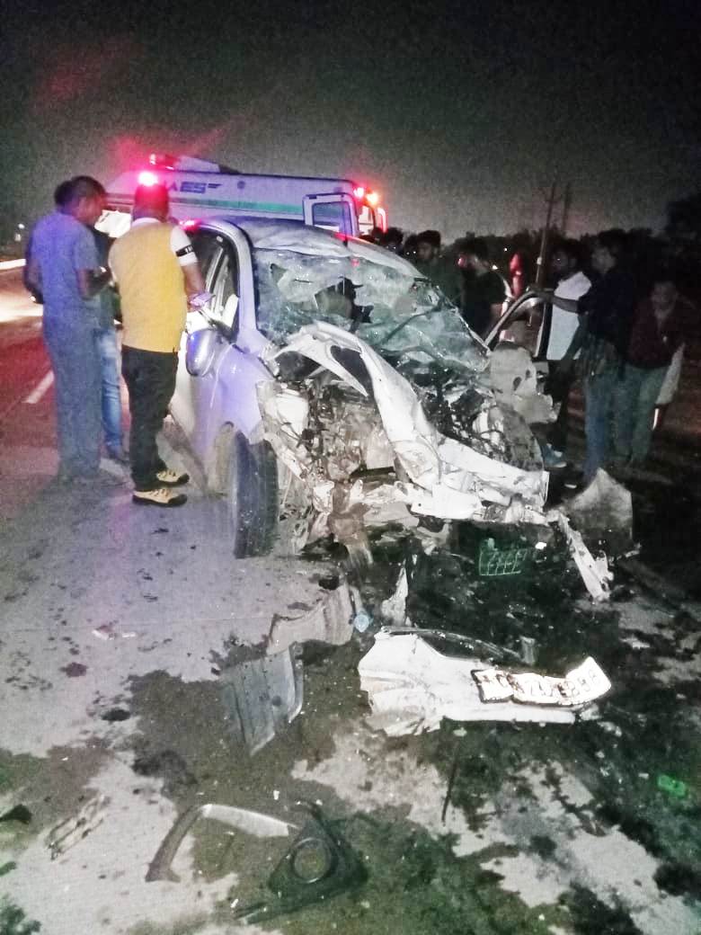 तीन की मौत हुई, चार नहीं, दूसरी दुर्घटना में कार पुल के नीचे गिरी, सुरक्षाकर्मी की जान गई