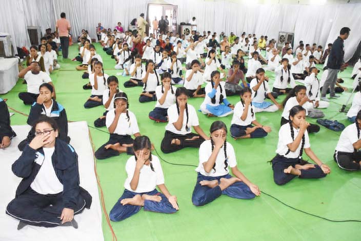 बच्चों ने किया योग का प्रदर्शन