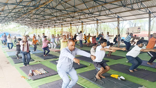 स्कूलों समेत कई जगह पर योगाभ्यास स्कूलों समेत कई जगह पर योगाभ्यास