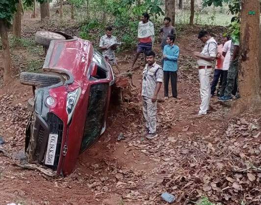 कार पलटने से 3 घायल कार पलटने से 3 घायल