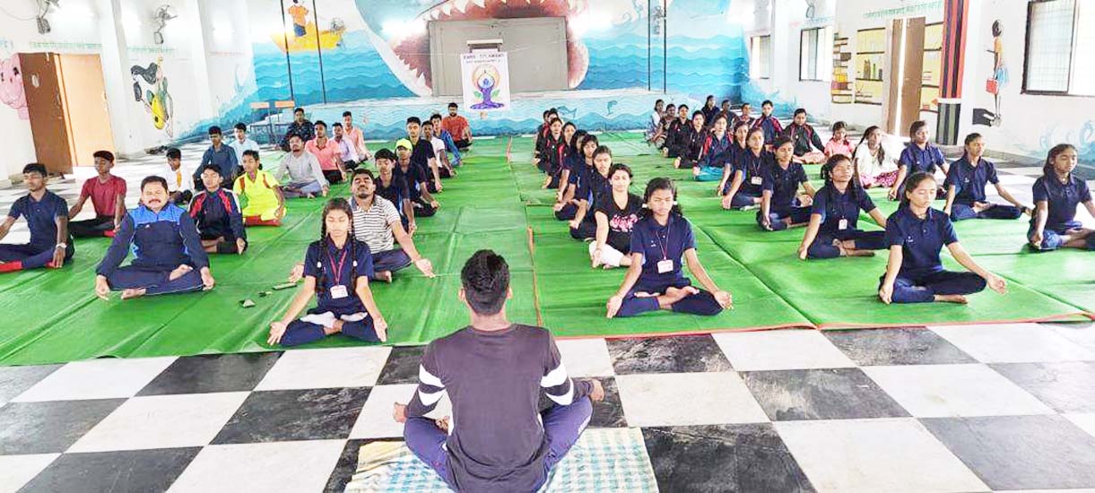 जगह-जगह योगाभ्यास, जनप्रतिनिधियों, अफसर-कर्मियों, बच्चों ने लिया बढ़-चढक़र भाग