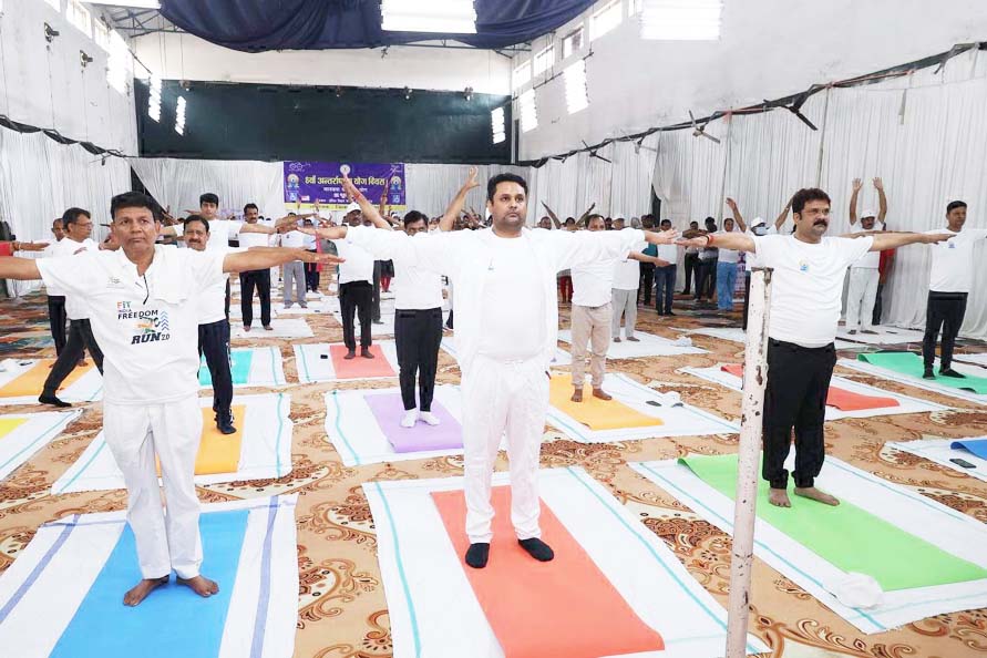 बच्चों ने फर्श पर तो नेता-अफसरों ने गद्दों पर किया योग बच्चों ने फर्श पर तो नेता-अफसरों ने गद्दों पर किया योग