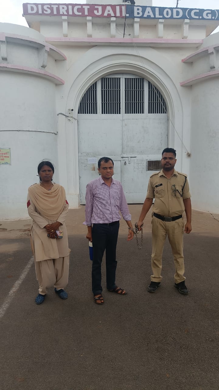 छात्राओं से अश्लील हरकत, शिक्षक गिरफ्तार छात्राओं से अश्लील हरकत, शिक्षक गिरफ्तार