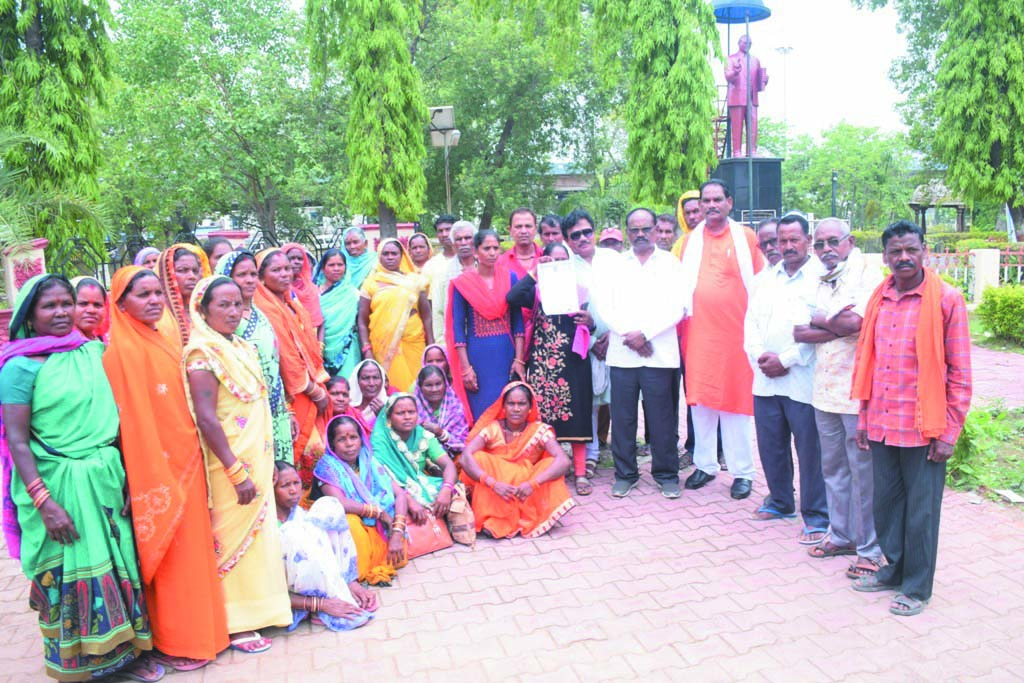 सामुदायिक भवन के लिए आदिवासी समाज ने मांगी जमीन