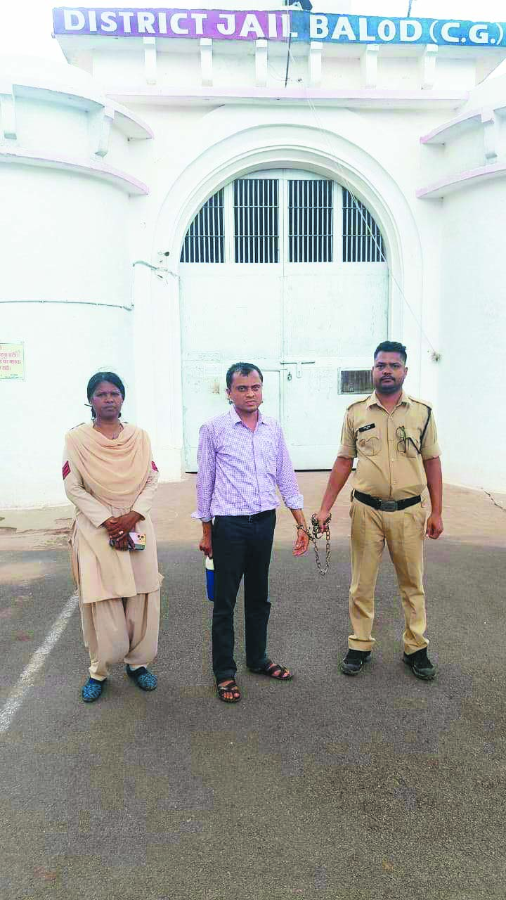 छात्राओं से अश्लील हरकत, शिक्षक गिरफ्तार