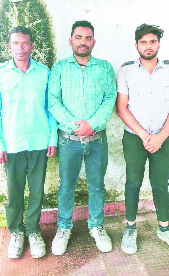 चोरी के संदेह में ऑटो चालक को बंधक बनाकर मारपीट