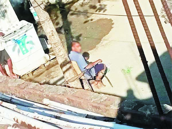 मूकबधिर बालक को रस्सी से पेड़ में बांधा मूकबधिर बालक को रस्सी से पेड़ में बांधा