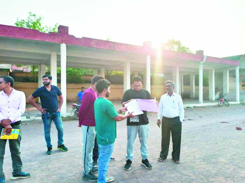 एकलव्य खेल परिसर के निर्माण  में लापरवाही, ठेकेदार को नोटिस