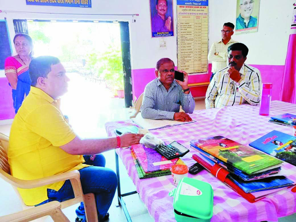 डीईओ ने किया शालाओं का निरीक्षण डीईओ ने किया शालाओं का निरीक्षण
