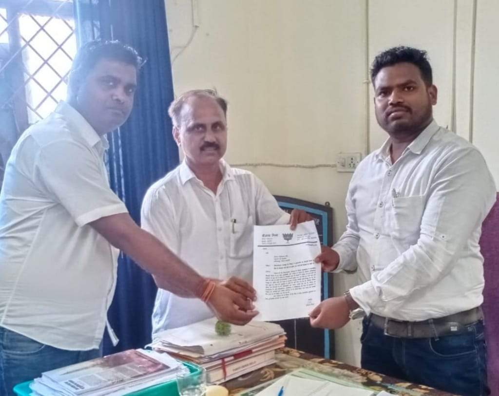 ट्रांसफार्मर सुधारने कार्यपालन यंत्री को सौंपा ज्ञापन