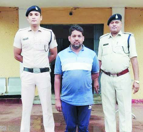 महिला डॉक्टर से गाली गलौज का 2 माह से फरार आरोपी गिरफ्तार, जेल भेजा गया