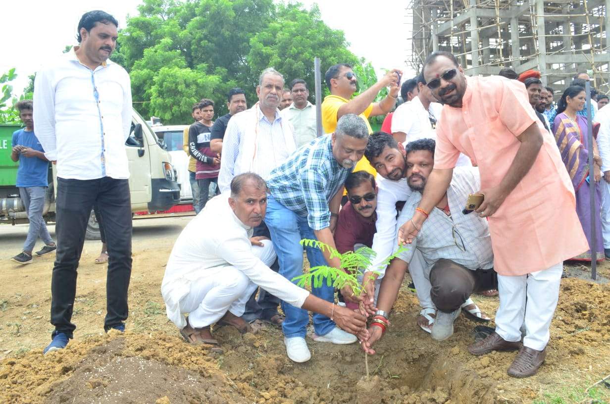 एमएस सिंहदेव की पुण्यतिथि पर 21 सौ फलदार एवं औषधीय पौधों का रोपण