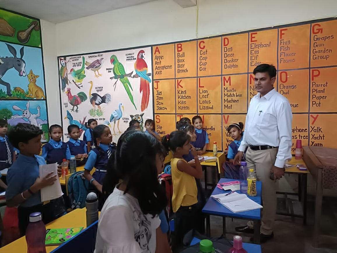 बच्चों की शैक्षणिक प्रगति की जानकारी लेने बीईओ ने किया शालाओं का निरीक्षण