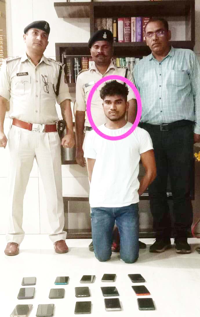चोरी की बाईक सहित 15 मोबाईल जब्त चोरी की बाईक सहित 15 मोबाईल जब्त