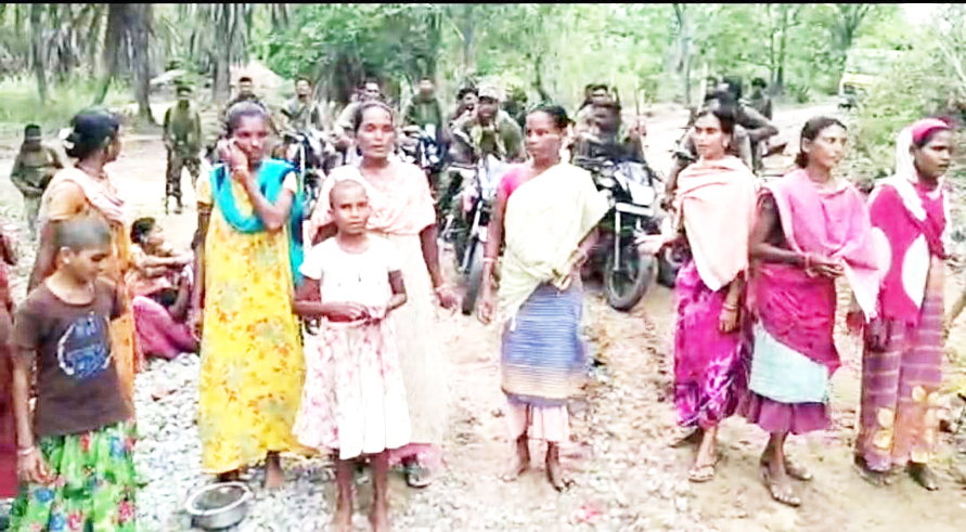 गांव तक सडक़ बनने की खुशी...