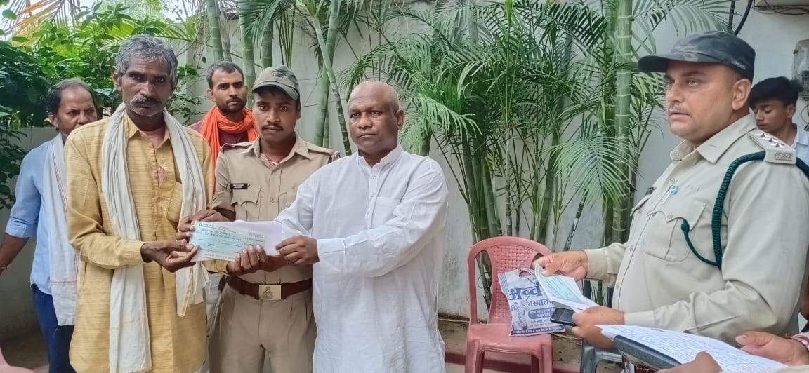 विधायक ने हाथी प्रभावितों को दिया मुआवजा विधायक ने हाथी प्रभावितों को दिया मुआवजा
