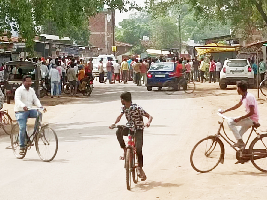 बच्चों से भरी बस रोकी, ड्राइवर की रिपोर्ट पर चक्काजाम करने वाले 100 लोगों पर केस बच्चों से भरी बस रोकी, ड्राइवर की रिपोर्ट पर चक्काजाम करने वाले 100 लोगों पर केस