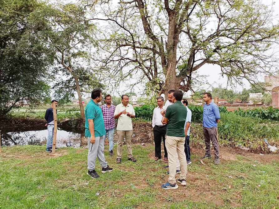बरसाती पानी की निकासी व्यवस्था के लिए नालियों से निकाल रहे कचरा, सफाई अभियान में जुटा निगम