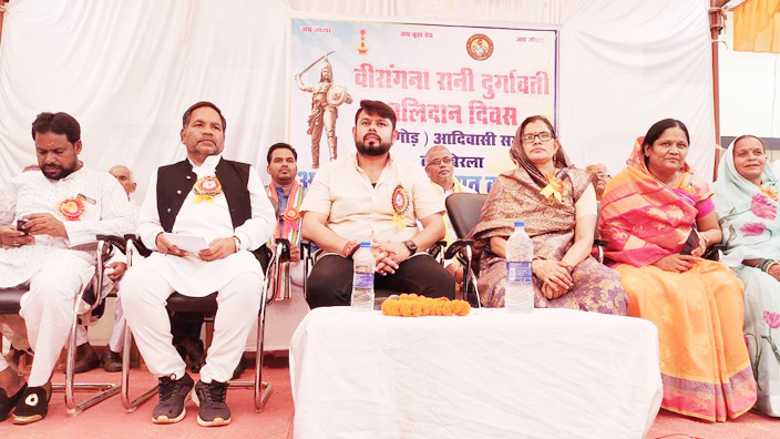 रानी दुर्गावती के आदर्शों का करें अनुशरण