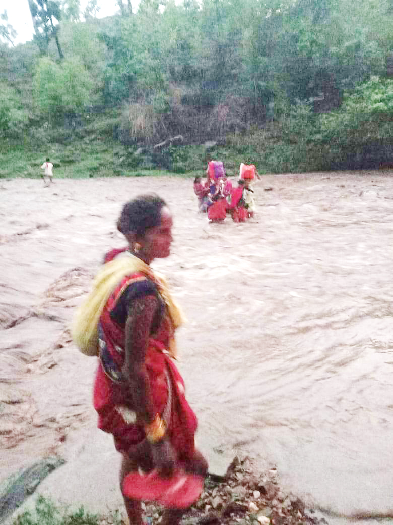 नीरा नदी में नहीं बना पुल, बारिश में अन्य गांवों से टूट जाता है संपर्क नीरा नदी में नहीं बना पुल, बारिश में अन्य गांवों से टूट जाता है संपर्क