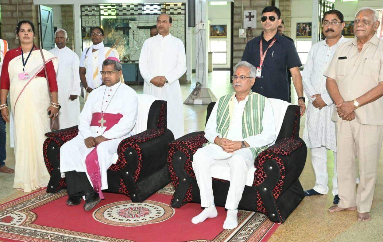 टेकरी हनुमान को पूजा, यीशु के संडे प्रेयर में भी शामिल हुए सीएम