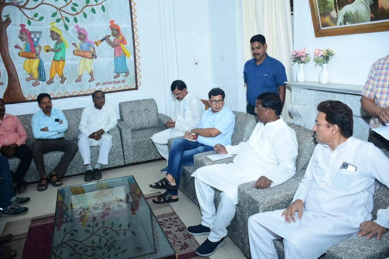 समितियों में उर्वरक की सुचारू वितरण कराकर किसानों को उपलब्ध कराये - भगत