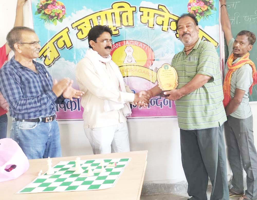 जन जागृति संस्था ने किया सुप्रसिद्ध शतरंज खिलाड़ी अशोक का सम्मान जन जागृति संस्था ने किया सुप्रसिद्ध शतरंज खिलाड़ी अशोक का सम्मान