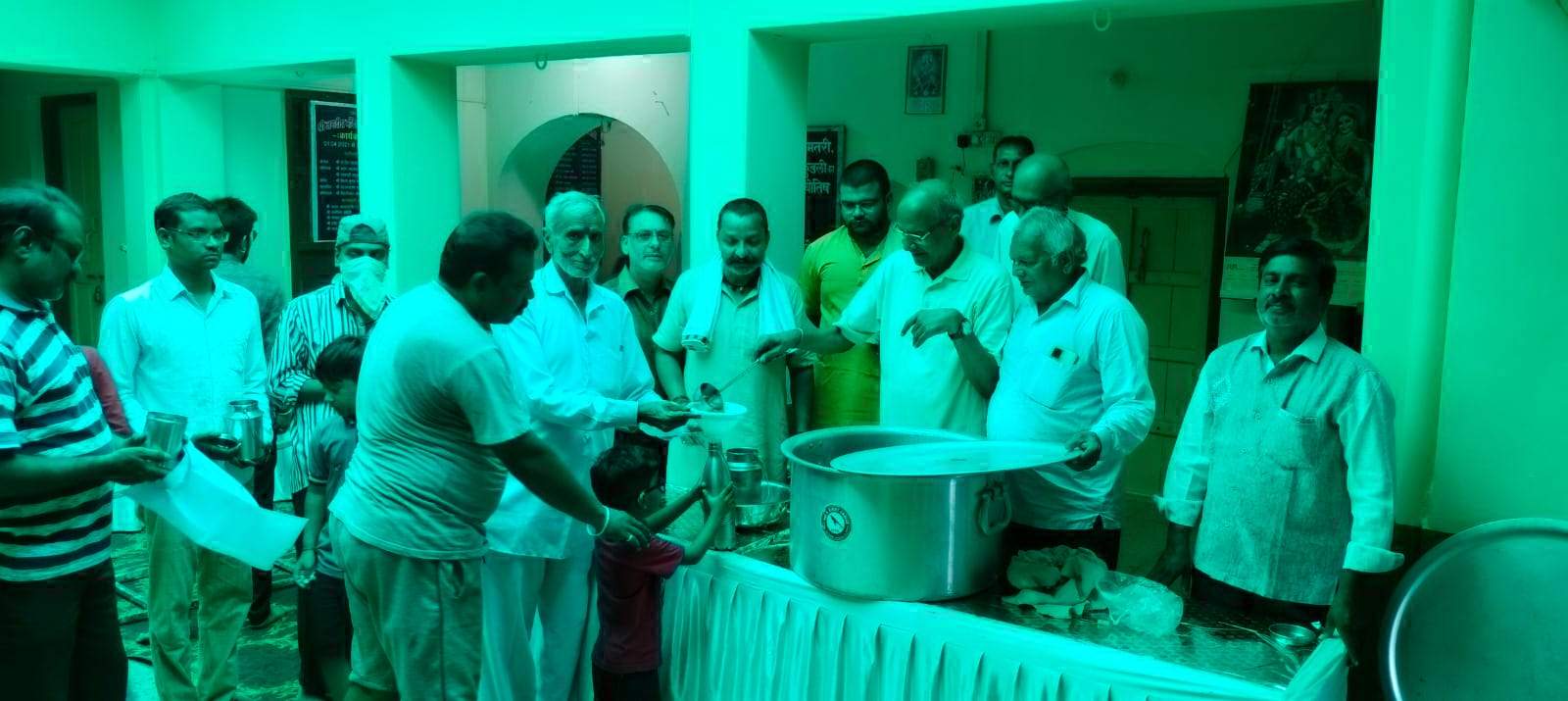 भगवान जगन्नाथ को स्वस्थ करने दे रहे काढ़ा, भक्तों को बांटा जा रहा प्रसाद भगवान जगन्नाथ को स्वस्थ करने दे रहे काढ़ा, भक्तों को बांटा जा रहा प्रसाद