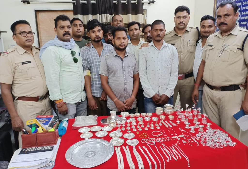 सराफा दुकान से 7 लाख के जेवर चुराने के 5 आरोपी गिरफ्तार, एक फरार