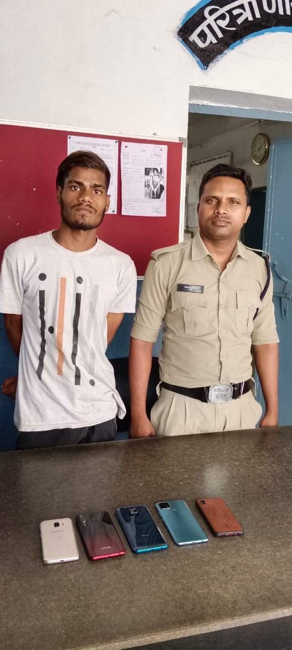 ट्रकों से मोबाइल चोरी करने वाला गिरफ्तार ट्रकों से मोबाइल चोरी करने वाला गिरफ्तार