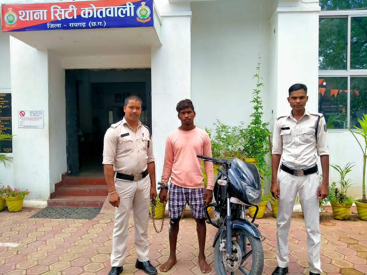 चोरी की बाईक खपाने ग्राहक तलाश रहा आरोपी पकड़ाया चोरी की बाईक खपाने ग्राहक तलाश रहा आरोपी पकड़ाया