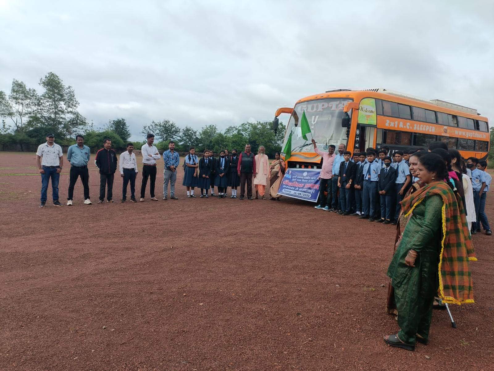 स्वामी आत्मानंद उत्कृष्ट अंग्रेजी माध्यम स्कूल करपावंड के छात्र निकले नारायणपुर भ्रमण के लिए
