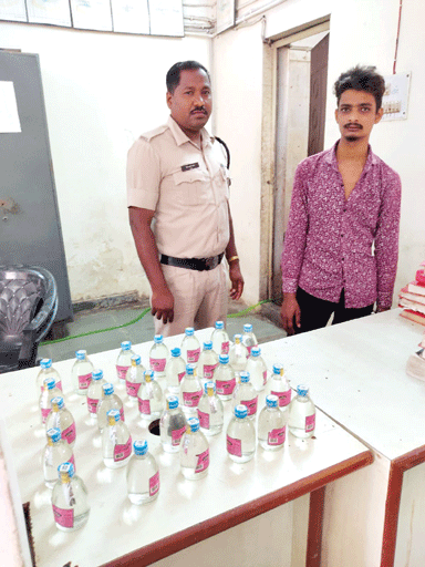 शास्त्री बाजार में शराब बेचते कोचिया बंदी शास्त्री बाजार में शराब बेचते कोचिया बंदी