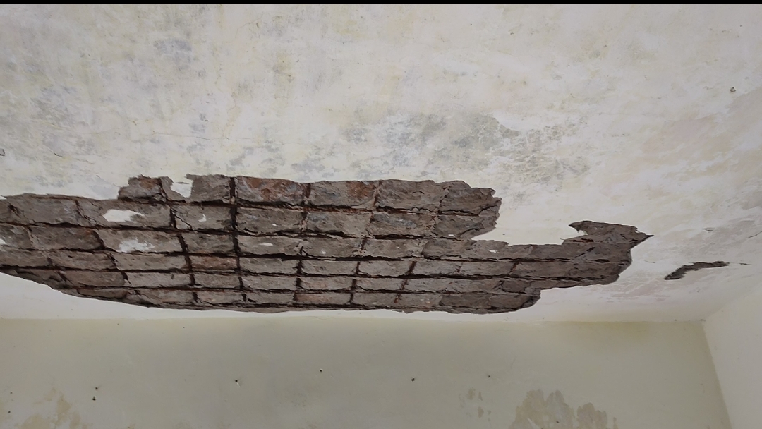 बारिश में छत की  प्लास्टर गिरने के साथ ही पानी सीपेज, न मरम्मत न अतिरिक्त भवन बना