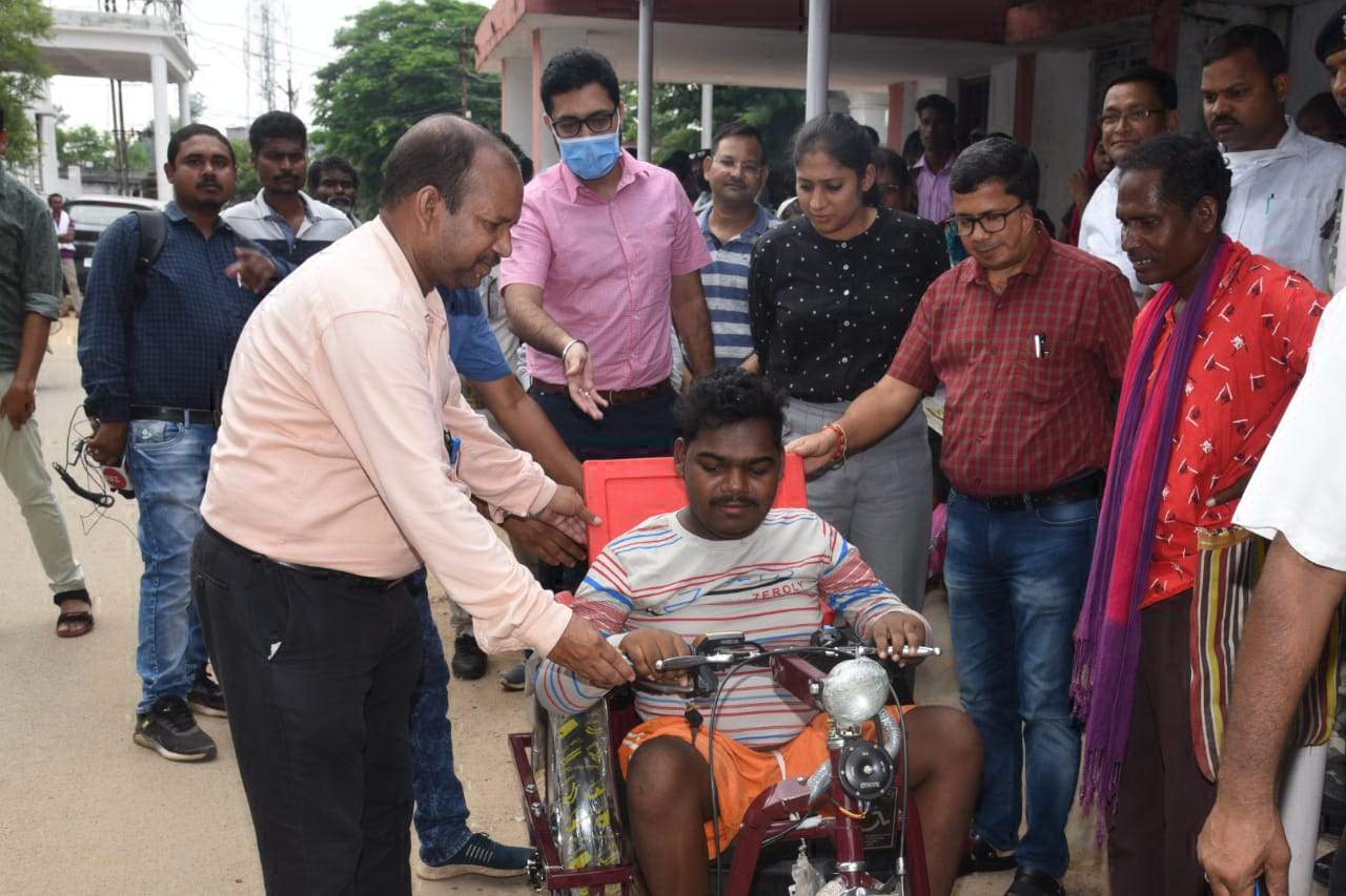 अनीश के लिए अब दूर नहीं रहेगी मंजिल, कलेक्टर ने जनदर्शन में तत्काल दिलाई ट्राईसाइकिल