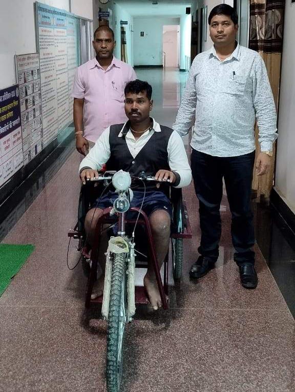 कृष्ण को मिली बैटरी चलित ट्राई साइकिल कृष्ण को मिली बैटरी चलित ट्राई साइकिल