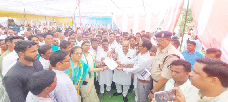 कांग्रेस का धरना-प्रदर्शन, राष्ट्रपति के नाम ज्ञापन सौंपा