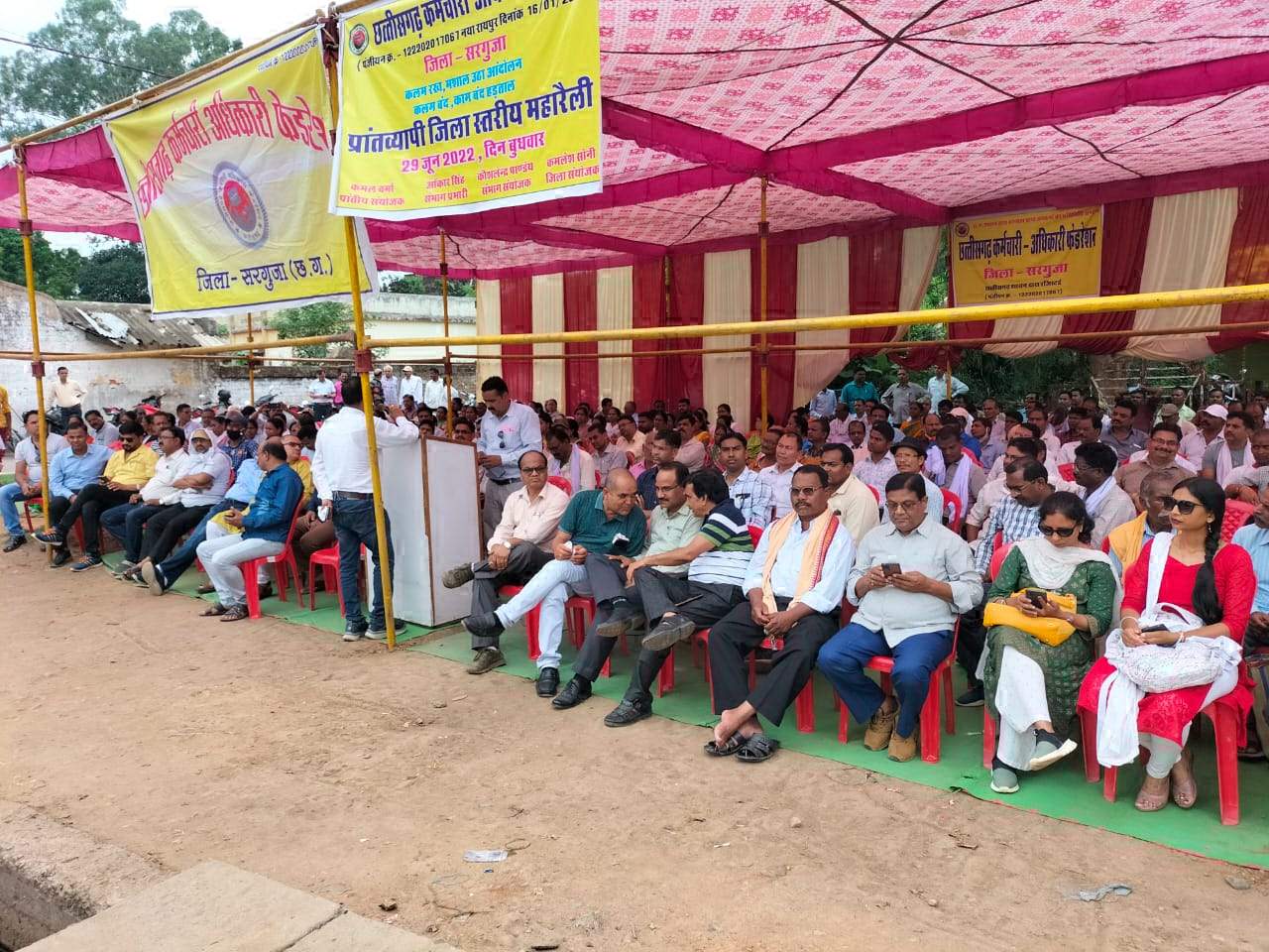 मांगों को ले कर्मियों की हड़ताल, दफ्तरों में सन्नाटा