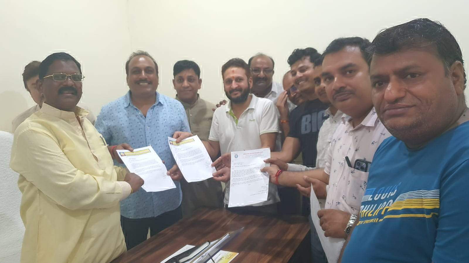 कार्रवाई से भयभीत होकर ज़्यादातर दुकानदार खाद-बीज बेचना बंद कर दिए