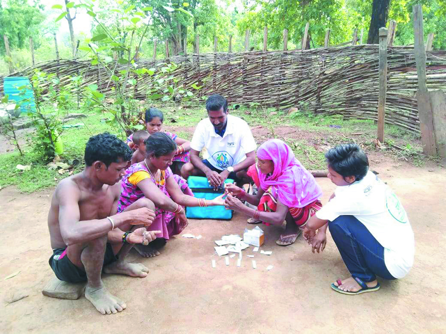 स्वास्थ्य विभाग के साथ मिल युवोदय कोंडानार स्वयंसेवक कर रहे मलेरिया के प्रति जागरूक