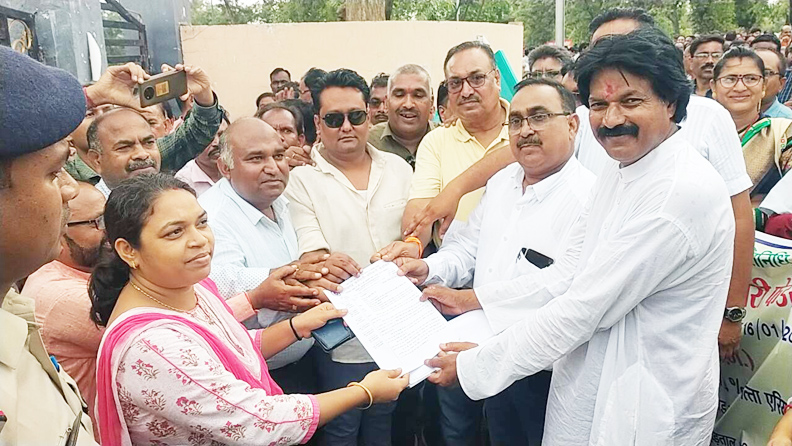 दो सूत्रीय मांग, कर्मचारी अधिकारी फेडरेशन सामूहिक अवकाश पर, सीएम के नाम ज्ञापन दो सूत्रीय मांग, कर्मचारी अधिकारी फेडरेशन सामूहिक अवकाश पर, सीएम के नाम ज्ञापन