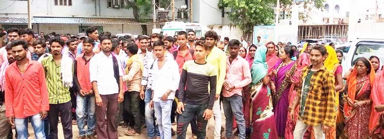 गांव में रेत ठेकेदार का आतंक, ग्रामीणों ने घेरा थाना