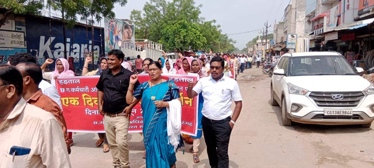 मांगों को ले अधिकारी-कर्मचारियों ने निकाली रैली, धरना-प्रदर्शन कर सौंपा ज्ञापन मांगों को ले अधिकारी-कर्मचारियों ने निकाली रैली, धरना-प्रदर्शन कर सौंपा ज्ञापन