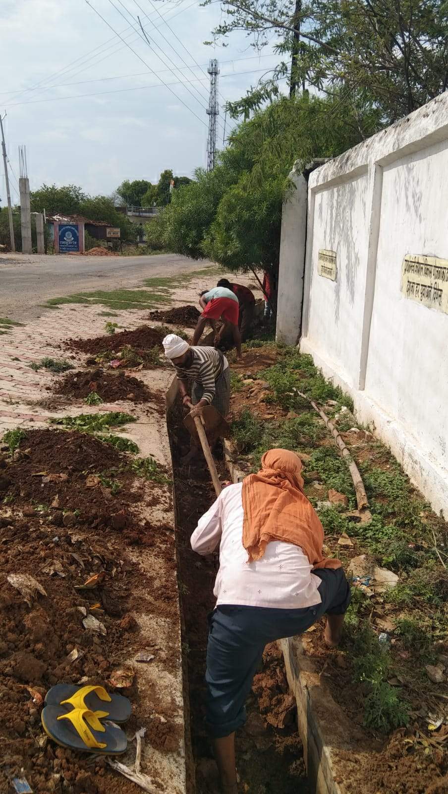 जलभराव से निपटने रामानुजगंज के सभी वार्डों में नालियों की सफाई जलभराव से निपटने रामानुजगंज के सभी वार्डों में नालियों की सफाई